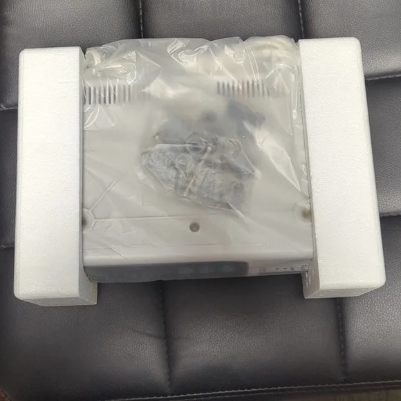 NIB Emerson Under-Cabinet Clock Radio - Picture 6 of 6